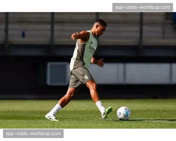 半场：皇马客场2-0皇家社会，贝林厄姆、恩德里克分别建功